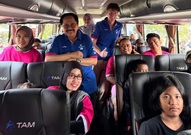 Direktur & Chief Regulatory Officer Merza Fachys dan Direktur & Chief Commercial Officer David Arcelus Oses menyapa para peserta mudik di dalam bus sebelum keberangkatan program Mudik Bareng Gratis 2026 yang diikuti ratusan mitra retailer dan karyawan PT XLSMART Telecom Sejahtera Tbk.