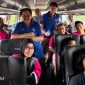 Direktur & Chief Regulatory Officer Merza Fachys dan Direktur & Chief Commercial Officer David Arcelus Oses menyapa para peserta mudik di dalam bus sebelum keberangkatan program Mudik Bareng Gratis 2026 yang diikuti ratusan mitra retailer dan karyawan PT XLSMART Telecom Sejahtera Tbk.