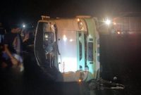 Foto: Petugas mengevakuasi kendaraan yang terlibat kecelakaan di KM 80+400 ruas Tol Cipularang arah Bandung, Sabtu (14/3/2026). Jasa Marga memastikan kecelakaan tersebut tidak disebabkan oleh jalan berlubang, melainkan karena kendaraan mengalami patah as.