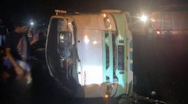 Foto: Petugas mengevakuasi kendaraan yang terlibat kecelakaan di KM 80+400 ruas Tol Cipularang arah Bandung, Sabtu (14/3/2026). Jasa Marga memastikan kecelakaan tersebut tidak disebabkan oleh jalan berlubang, melainkan karena kendaraan mengalami patah as.