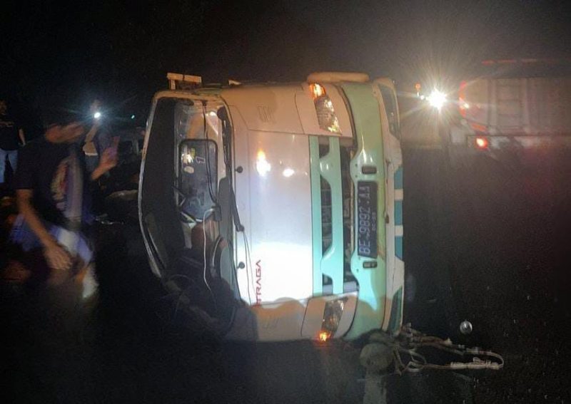 Foto: Petugas mengevakuasi kendaraan yang terlibat kecelakaan di KM 80+400 ruas Tol Cipularang arah Bandung, Sabtu (14/3/2026). Jasa Marga memastikan kecelakaan tersebut tidak disebabkan oleh jalan berlubang, melainkan karena kendaraan mengalami patah as.