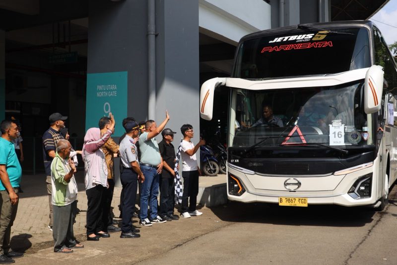 Foto: Wali Kota Bekasi Tri Adhianto melepas keberangkatan peserta program Mudik Gratis 2026 di Stadion Patriot Chandrabhaga, Kota Bekasi, Minggu (15/3/2026). Sebanyak 1.458 warga diberangkatkan menggunakan 27 armada bus menuju sejumlah kota di Jawa Tengah dan Jawa Timur.