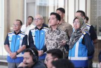 Wakil Presiden RI Gibran Rakabuming Raka (tengah) meninjau langsung kondisi lalu lintas arus mudik Lebaran 2026 di Jasamarga Tollroad Command Center (JMTC), Bekasi, Jawa Barat, Selasa (17/3/2026), didampingi jajaran direksi PT Jasa Marga (Persero) Tbk.