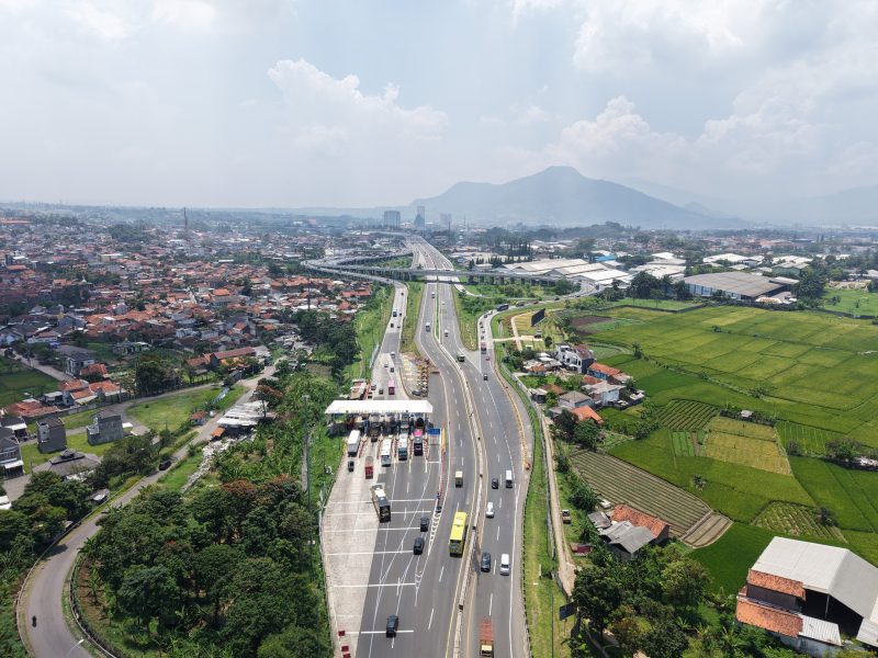 Kondisi lalu lintas kendaraan di ruas tol wilayah Jabodetabek dan Jawa Barat terpantau meningkat jelang libur Idulfitri 1447 H/2026, Selasa (17/3/2026). Jasamarga Metropolitan Tollroad Regional Division mencatat kenaikan volume kendaraan, terutama di GT Ciawi arah Puncak Bogor.