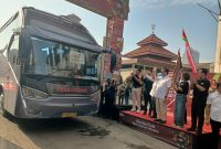 Pelepasan peserta Program Mudik Bersama Indomie 2026 di Islamic Center Bekasi, Rabu (18/3/2026). Lebih dari 11.300 mitra Warmindo diberangkatkan menggunakan 195 armada bus ke berbagai kota di Pulau Jawa.