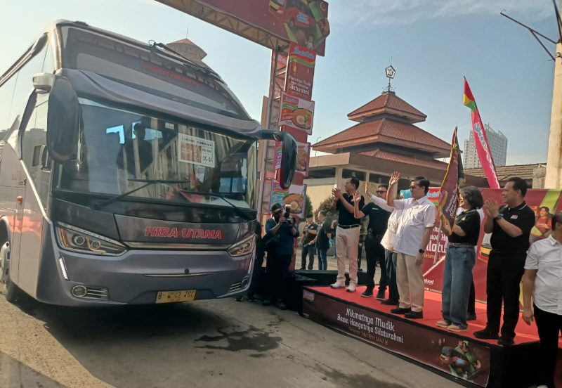 Pelepasan peserta Program Mudik Bersama Indomie 2026 di Islamic Center Bekasi, Rabu (18/3/2026). Lebih dari 11.300 mitra Warmindo diberangkatkan menggunakan 195 armada bus ke berbagai kota di Pulau Jawa.