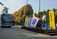Keterangan Foto: Perwakilan Adira Finance melepas keberangkatan peserta program Mudik Gratis KURMA 2026 dengan pengibaran bendera, Rabu (18/3/2026). Sebanyak 300 pemudik diberangkatkan menggunakan bus menuju Solo dan Yogyakarta dengan berbagai fasilitas pendukung untuk perjalanan yang aman dan nyaman.