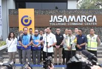 Menko Infrastruktur Agus Harimurti Yudhoyono memberikan keterangan kepada media saat meninjau arus mudik Lebaran 2026 di Jasamarga Tollroad Command Center, didampingi jajaran PT Jasa Marga (Persero) Tbk dan Korps Lalu Lintas Polri.