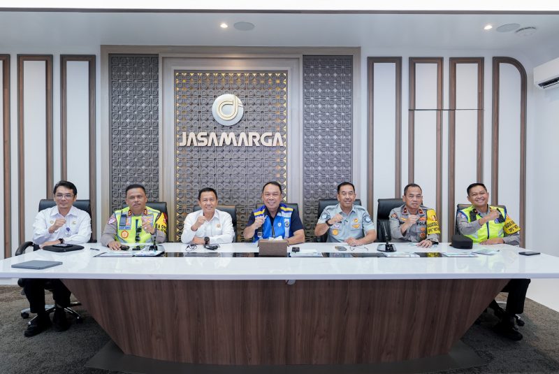 Jajaran manajemen PT Jasa Marga (Persero) Tbk bersama perwakilan Kepolisian dan pemangku kepentingan terkait berfoto usai penutupan rekayasa lalu lintas one way nasional arus mudik Lebaran 2026 di Jasamarga Tollroad Command Center, Jakarta, Jumat (20/3).