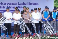 Kapolri Listyo Sigit Prabowo bersama sejumlah pejabat melepas pemberlakuan rekayasa lalu lintas one way nasional arus balik Lebaran 2026 di Gerbang Tol Kalikangkung, Selasa (24/3/2026), guna mengurai kepadatan kendaraan menuju Jakarta.