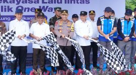 Kapolri Listyo Sigit Prabowo bersama sejumlah pejabat melepas pemberlakuan rekayasa lalu lintas one way nasional arus balik Lebaran 2026 di Gerbang Tol Kalikangkung, Selasa (24/3/2026), guna mengurai kepadatan kendaraan menuju Jakarta.