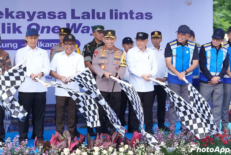 Kapolri Listyo Sigit Prabowo bersama sejumlah pejabat melepas pemberlakuan rekayasa lalu lintas one way nasional arus balik Lebaran 2026 di Gerbang Tol Kalikangkung, Selasa (24/3/2026), guna mengurai kepadatan kendaraan menuju Jakarta.