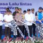 Kapolri Listyo Sigit Prabowo bersama sejumlah pejabat melepas pemberlakuan rekayasa lalu lintas one way nasional arus balik Lebaran 2026 di Gerbang Tol Kalikangkung, Selasa (24/3/2026), guna mengurai kepadatan kendaraan menuju Jakarta.