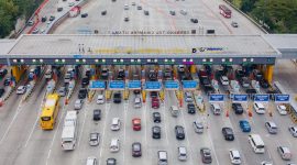 Keterangan Foto: Kondisi lalu lintas di Gerbang Tol Cikampek Utama 2 terpantau ramai saat arus balik Lebaran 2026. PT Jasamarga Transjawa Tol mengoptimalkan operasional dengan menambah gardu transaksi dan menyiagakan mobile reader guna memperlancar kendaraan menuju Jakarta.