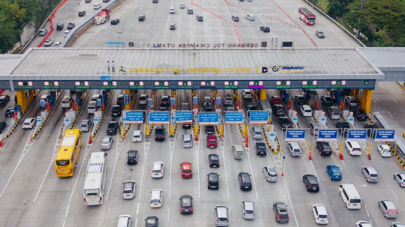 Keterangan Foto: Kondisi lalu lintas di Gerbang Tol Cikampek Utama 2 terpantau ramai saat arus balik Lebaran 2026. PT Jasamarga Transjawa Tol mengoptimalkan operasional dengan menambah gardu transaksi dan menyiagakan mobile reader guna memperlancar kendaraan menuju Jakarta.