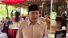 Wali Kota Bekasi, Tri Adhianto, memberikan keterangan kepada awak media usai kegiatan pasca libur Lebaran 2026 di Bekasi, Rabu (25/3/2026). Pemkot Bekasi memastikan pelayanan publik tetap berjalan normal meski 37,4% ASN menjalani skema Work From Anywhere (WFA).