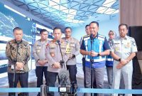 Menko PMK Pratikno bersama Kapolri Jenderal Listyo Sigit Prabowo, Menhub Dudy Purwagandhi, dan jajaran terkait memberikan keterangan pers usai meninjau kesiapan penanganan arus balik Lebaran 2026 di Jasamarga Tollroad Command Center (JMTC), Jakarta, Rabu (25/3).