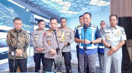 Menko PMK Pratikno bersama Kapolri Jenderal Listyo Sigit Prabowo, Menhub Dudy Purwagandhi, dan jajaran terkait memberikan keterangan pers usai meninjau kesiapan penanganan arus balik Lebaran 2026 di Jasamarga Tollroad Command Center (JMTC), Jakarta, Rabu (25/3).