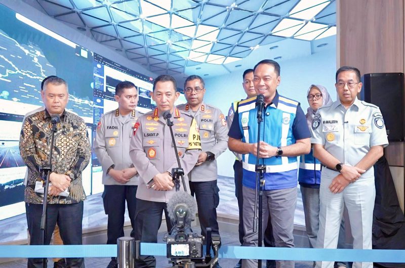 Menko PMK Pratikno bersama Kapolri Jenderal Listyo Sigit Prabowo, Menhub Dudy Purwagandhi, dan jajaran terkait memberikan keterangan pers usai meninjau kesiapan penanganan arus balik Lebaran 2026 di Jasamarga Tollroad Command Center (JMTC), Jakarta, Rabu (25/3).