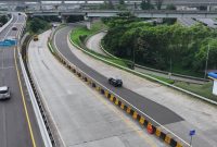 Kendaraan melintas di Jalan Layang Mohammed Bin Zayed, Bekasi, saat arus balik Lebaran 2026. Volume lalu lintas menuju Jakarta terpantau meningkat pada H+4 Idulfitri.