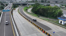 Kendaraan melintas di Jalan Layang Mohammed Bin Zayed, Bekasi, saat arus balik Lebaran 2026. Volume lalu lintas menuju Jakarta terpantau meningkat pada H+4 Idulfitri.