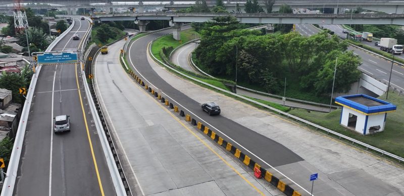 Kendaraan melintas di Jalan Layang Mohammed Bin Zayed, Bekasi, saat arus balik Lebaran 2026. Volume lalu lintas menuju Jakarta terpantau meningkat pada H+4 Idulfitri.