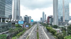Sejumlah kendaraan melintas di ruas jalan utama Jakarta saat peningkatan arus balik Lebaran 2026 menuju Jabodetabek, Sabtu (28/3).