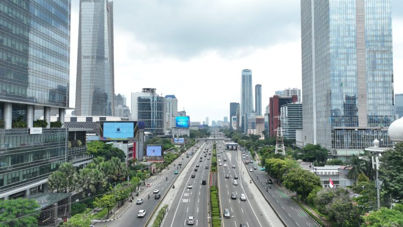Sejumlah kendaraan melintas di ruas jalan utama Jakarta saat peningkatan arus balik Lebaran 2026 menuju Jabodetabek, Sabtu (28/3).