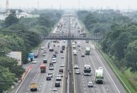 Kondisi lalu lintas di ruas Tol Jakarta–Cikampek terpantau ramai lancar saat arus balik Lebaran 2026, Minggu (29/3). Volume kendaraan yang menuju wilayah Jabotabek terus meningkat seiring berakhirnya masa libur Idulfitri.