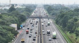 Kondisi lalu lintas di ruas Tol Jakarta–Cikampek terpantau ramai lancar saat arus balik Lebaran 2026, Minggu (29/3). Volume kendaraan yang menuju wilayah Jabotabek terus meningkat seiring berakhirnya masa libur Idulfitri.