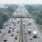 Kondisi lalu lintas di ruas Tol Jakarta–Cikampek terpantau ramai lancar saat arus balik Lebaran 2026, Minggu (29/3). Volume kendaraan yang menuju wilayah Jabotabek terus meningkat seiring berakhirnya masa libur Idulfitri.