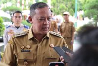 Wali Kota Bekasi, Tri Adhianto, memberikan keterangan kepada awak media terkait capaian Kota Bekasi yang masuk peringkat ke-6 pelayanan publik terbaik nasional, Senin (30/3/2026).