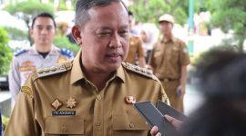 Wali Kota Bekasi, Tri Adhianto, memberikan keterangan kepada awak media terkait capaian Kota Bekasi yang masuk peringkat ke-6 pelayanan publik terbaik nasional, Senin (30/3/2026).
