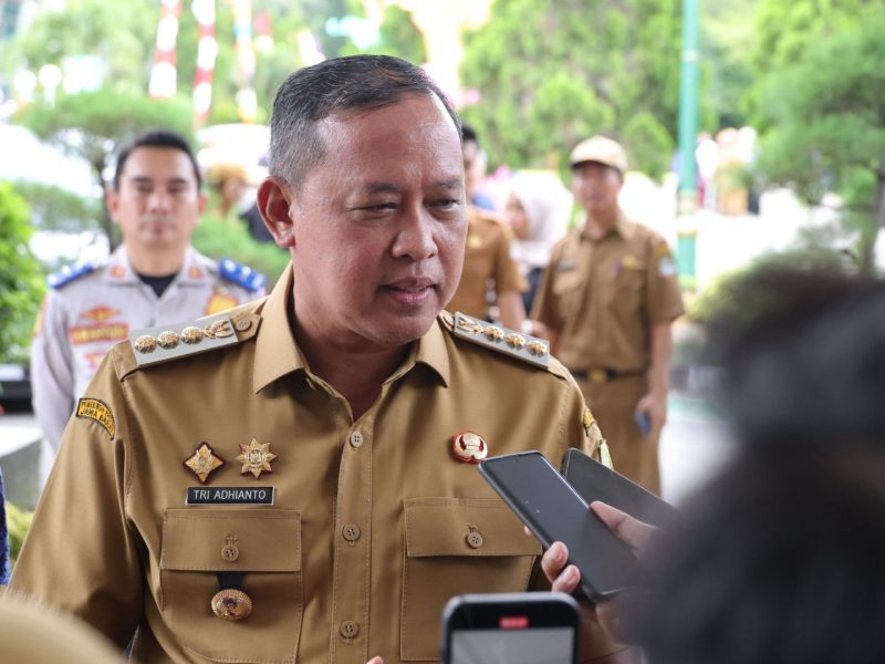 Wali Kota Bekasi, Tri Adhianto, memberikan keterangan kepada awak media terkait capaian Kota Bekasi yang masuk peringkat ke-6 pelayanan publik terbaik nasional, Senin (30/3/2026).