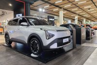 Unit All New Carens dari Kia dipamerkan dalam rangkaian Mall Exhibition Ramadhan 2026, memberikan kesempatan bagi pengunjung untuk melihat langsung desain modern, kabin luas 7-penumpang, serta fitur unggulan yang ditawarkan.