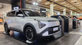 Unit All New Carens dari Kia dipamerkan dalam rangkaian Mall Exhibition Ramadhan 2026, memberikan kesempatan bagi pengunjung untuk melihat langsung desain modern, kabin luas 7-penumpang, serta fitur unggulan yang ditawarkan.