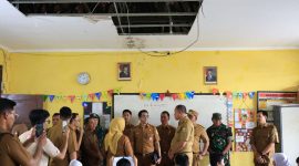 Wali Kota Bekasi, Tri Adhianto, bergerak cepat meninjau langsung kondisi SDN 7 Teluk Pucung pada Senin (2/3/2026) setelah menerima laporan terkait kerusakan fasilitas sekolah.