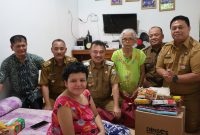  Wakil Wali Kota Bekasi, Abdul Harris Bobihoe, meninjau langsung warga penerima manfaat bantuan kesehatan di Kelurahan Mustikajaya, Kecamatan Mustikajaya, Senin (2/3/2026).