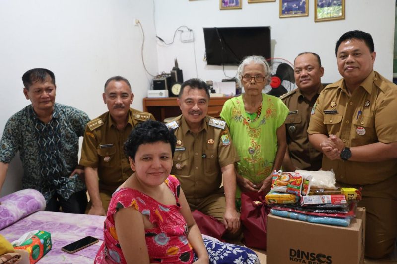 Wakil Wali Kota Bekasi, Abdul Harris Bobihoe, meninjau langsung warga penerima manfaat bantuan kesehatan di Kelurahan Mustikajaya, Kecamatan Mustikajaya, Senin (2/3/2026).