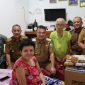  Wakil Wali Kota Bekasi, Abdul Harris Bobihoe, meninjau langsung warga penerima manfaat bantuan kesehatan di Kelurahan Mustikajaya, Kecamatan Mustikajaya, Senin (2/3/2026).