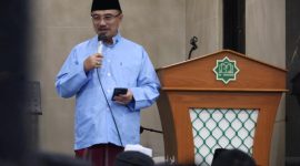 Wakil Wali Kota Bekasi menyampaikan sambutan saat kegiatan Safari Ramadan 1447 H dan Tarawih Keliling di Masjid Ar Rosikhin, Kelurahan Jatiluhur, Kecamatan Jati Asih, Senin (2/3/2026). Dalam kesempatan tersebut, ia menegaskan komitmen Pemkot Bekasi dalam penguatan program Kobe Sehat dan Kobe Cerdas.