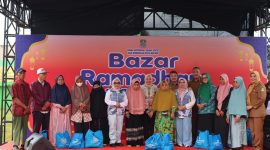 Wakil Wali Kota Bekasi, Abdul Harris Bobihoe, menunjukkan dukungan nyata terhadap pelaku usaha mikro dengan memborong jajanan takjil dari para pelaku UMKM.

