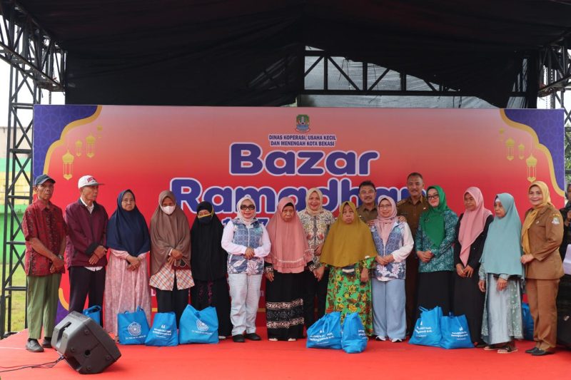 Wakil Wali Kota Bekasi, Abdul Harris Bobihoe, menunjukkan dukungan nyata terhadap pelaku usaha mikro dengan memborong jajanan takjil dari para pelaku UMKM.

