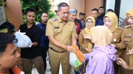 Wali Kota Bekasi, Tri Adhianto, secara simbolis menyerahkan paket sembako bersubsidi kepada warga saat pembukaan Pasar Murah Bersubsidi Tahun Anggaran 2026 di Kelurahan Bekasi Jaya, Kecamatan Bekasi Timur, Selasa (3/3/2026). Kegiatan ini digelar untuk membantu masyarakat memenuhi kebutuhan pokok jelang Ramadhan.