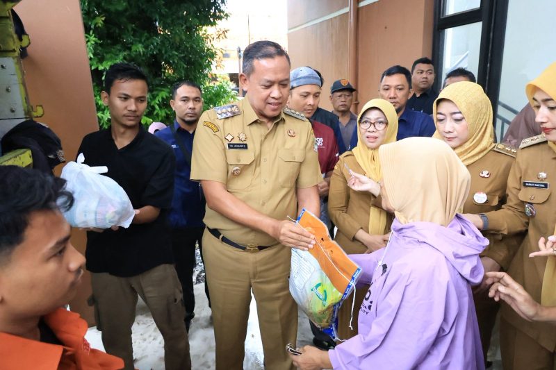 Wali Kota Bekasi, Tri Adhianto, secara simbolis menyerahkan paket sembako bersubsidi kepada warga saat pembukaan Pasar Murah Bersubsidi Tahun Anggaran 2026 di Kelurahan Bekasi Jaya, Kecamatan Bekasi Timur, Selasa (3/3/2026). Kegiatan ini digelar untuk membantu masyarakat memenuhi kebutuhan pokok jelang Ramadhan.