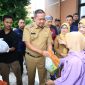 Wali Kota Bekasi, Tri Adhianto, secara simbolis menyerahkan paket sembako bersubsidi kepada warga saat pembukaan Pasar Murah Bersubsidi Tahun Anggaran 2026 di Kelurahan Bekasi Jaya, Kecamatan Bekasi Timur, Selasa (3/3/2026). Kegiatan ini digelar untuk membantu masyarakat memenuhi kebutuhan pokok jelang Ramadhan.