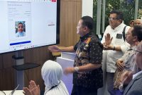 Ketua Tim Monitoring & Evaluasi Penyelenggara Jaringan dan Jasa serta Perlindungan Pengguna Kementrian Komunikasi dan Digital Republik Indonesia, Sumini (duduk), Direktur Jenderal Ekosistem Digital Kementrian Komunikasi dan Digital Republik Indonesia, Edwin Hidayat Abdullah (tengah), Direktur & Chief Regulatory Officer XLSMART, Merza Fachys (kiri belakang) dan Direktur Eksekutif ATSI, Marwan O.Baasir (kanan belakang) kembali melakukan acara pengetesan implementasi registrasi kartu SIM  XLSMART  (XL, AXIS dan SMARTFREN) dengan menggunakan teknologi biometrik pengenalan wajah di XL Center XLSMART Tower, Jakarta.