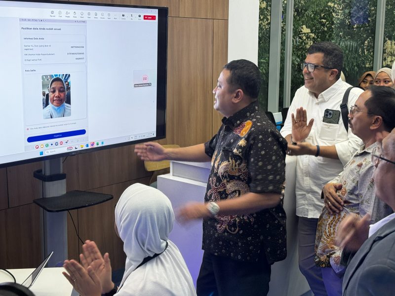 Ketua Tim Monitoring & Evaluasi Penyelenggara Jaringan dan Jasa serta Perlindungan Pengguna Kementrian Komunikasi dan Digital Republik Indonesia, Sumini (duduk), Direktur Jenderal Ekosistem Digital Kementrian Komunikasi dan Digital Republik Indonesia, Edwin Hidayat Abdullah (tengah), Direktur & Chief Regulatory Officer XLSMART, Merza Fachys (kiri belakang) dan Direktur Eksekutif ATSI, Marwan O.Baasir (kanan belakang) kembali melakukan acara pengetesan implementasi registrasi kartu SIM  XLSMART  (XL, AXIS dan SMARTFREN) dengan menggunakan teknologi biometrik pengenalan wajah di XL Center XLSMART Tower, Jakarta.