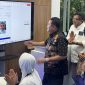 Ketua Tim Monitoring & Evaluasi Penyelenggara Jaringan dan Jasa serta Perlindungan Pengguna Kementrian Komunikasi dan Digital Republik Indonesia, Sumini (duduk), Direktur Jenderal Ekosistem Digital Kementrian Komunikasi dan Digital Republik Indonesia, Edwin Hidayat Abdullah (tengah), Direktur & Chief Regulatory Officer XLSMART, Merza Fachys (kiri belakang) dan Direktur Eksekutif ATSI, Marwan O.Baasir (kanan belakang) kembali melakukan acara pengetesan implementasi registrasi kartu SIM  XLSMART  (XL, AXIS dan SMARTFREN) dengan menggunakan teknologi biometrik pengenalan wajah di XL Center XLSMART Tower, Jakarta.