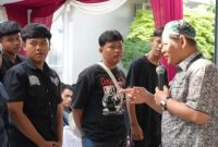 Seorang anggota DPRD Kota Bekasi memberikan arahan dan berdialog langsung dengan sejumlah pemuda saat kegiatan peresmian sekretariat RW 21 di Kelurahan Harapan Jaya, Kecamatan Bekasi Utara, Sabtu (28/2/2026). Dialog tersebut menjadi bagian dari upaya memperkuat peran generasi muda dalam kegiatan lingkungan dan pembangunan wila